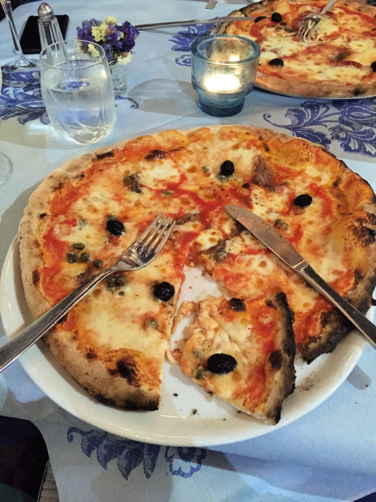 amalfi_pizza_waht_to_eat_in_amalfi_italy_gscinparis