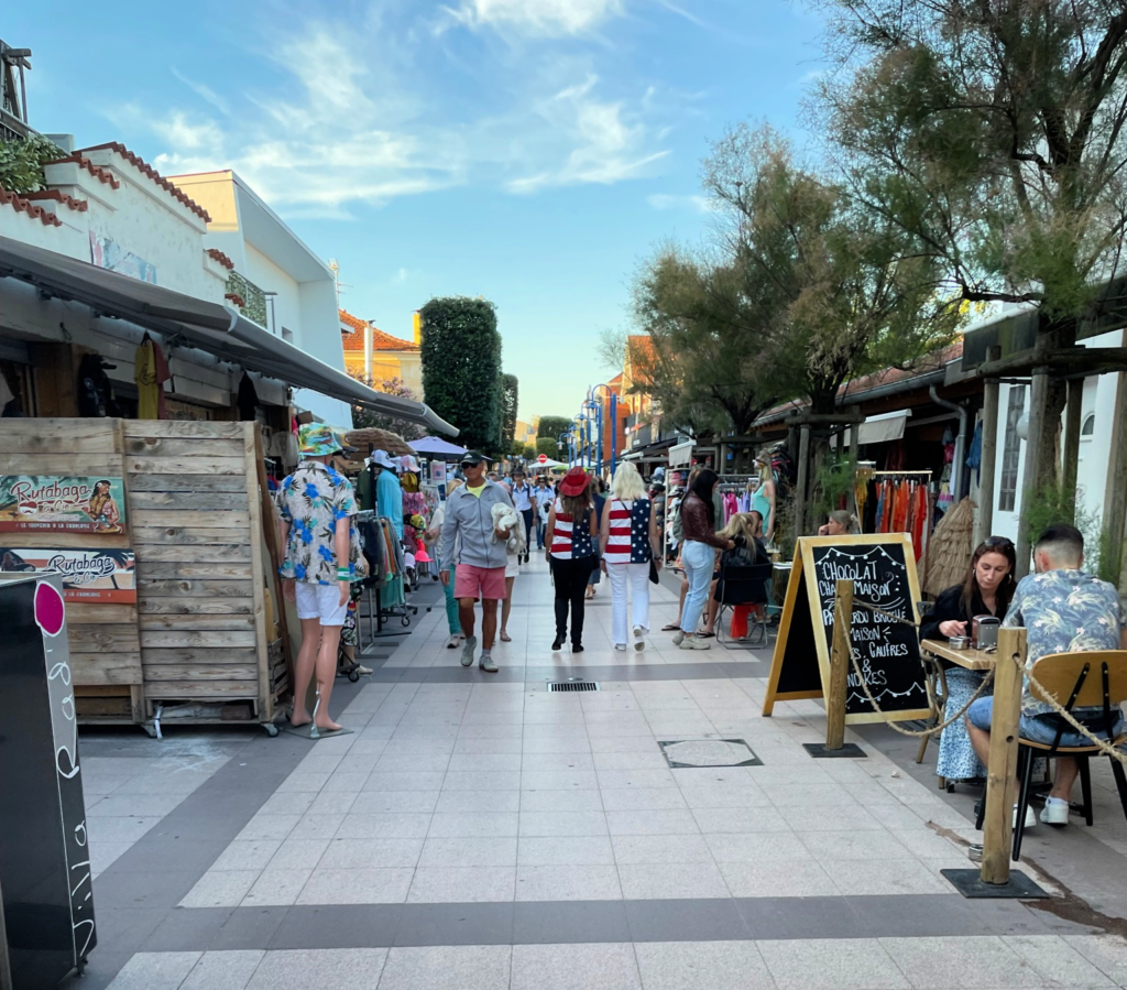 Shopping street in Andernos les Bains gscinparis