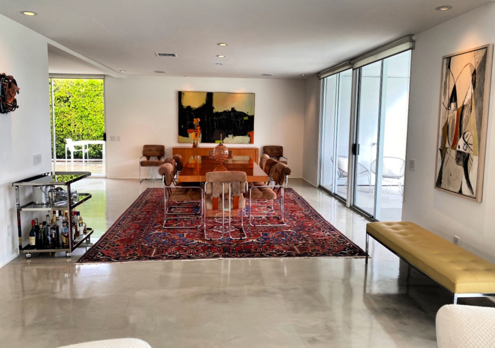 Sleek dining space, paired with traditional rug in warm colors gscinparis