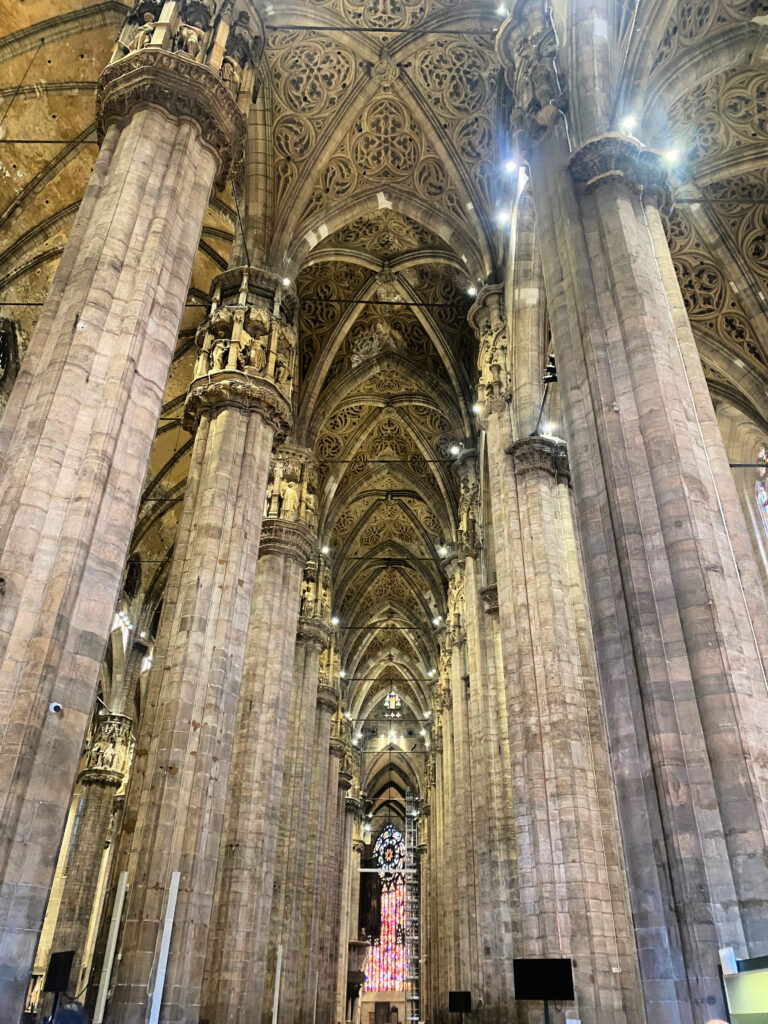 Spectacular Interior of the cathedral in Milan gscinparis