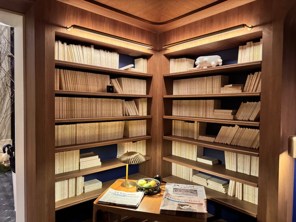 Library at the Pavillon Faubourg Saint-Germain.