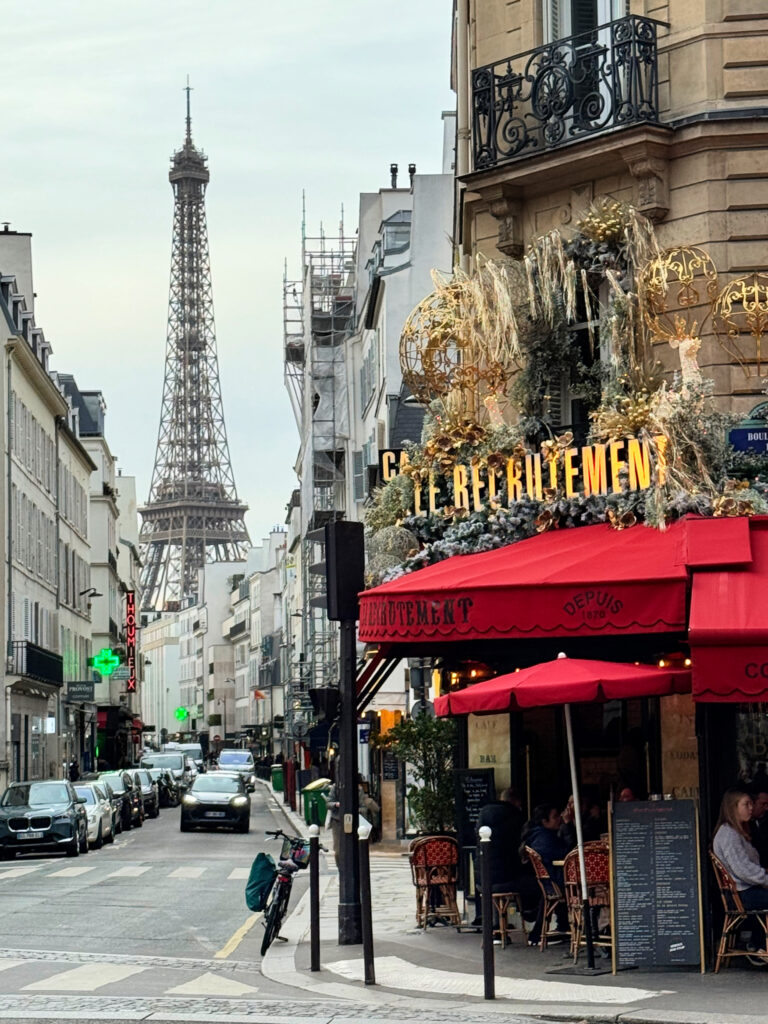 Le Recrutement in Paris with view of the Eiffel Tower