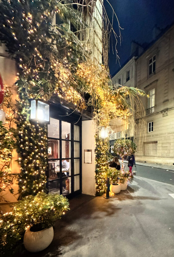 Entrance to Les Parisiens restaurant in the 7th
