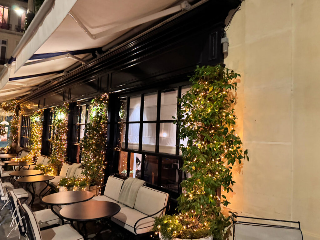 Terrace of Les Parisiens restaurant in the 7th
